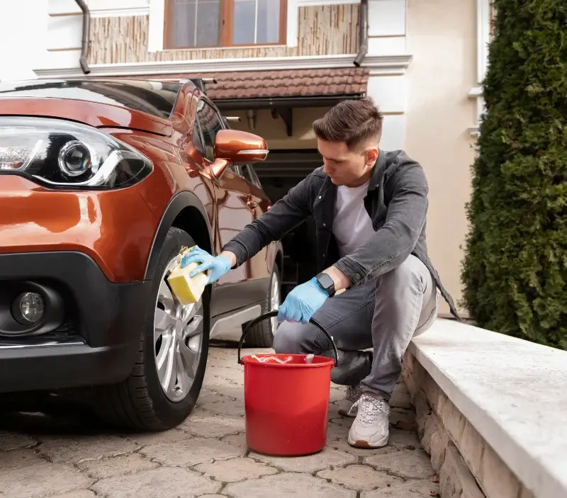 Lavage auto à domicile Condezaygues : professionnel intervenant sur un véhicule